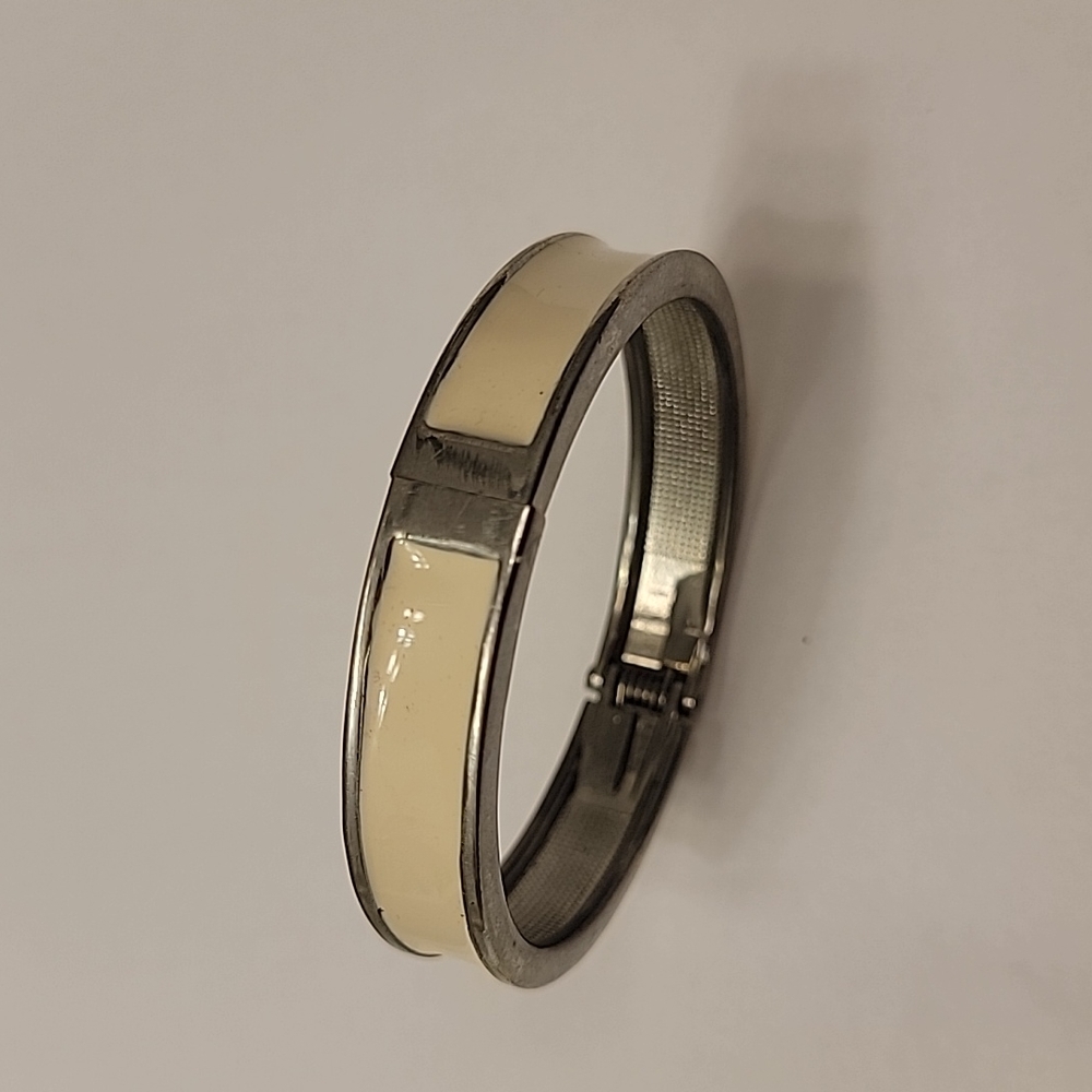 SALE 😍 4/$15 Cream Enamel Silver tone Hinged Bracelet